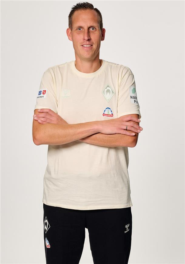 Nach dem großen Pokal-Spiel kehrt wieder der Alltag in der Bundesliga ein Werder-Torwarttrainer Hendrik Lemke hat vor ein paar Jahren auch die Oberliga-Fußballer des Heeslinger SC trainiert.