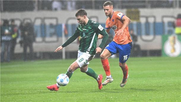 Werder besiegt Darmstadt bei Kohfeldt-Rückkehr Werder und Mitchell Weiser (l) taten sich schwer gegen die Hessen.