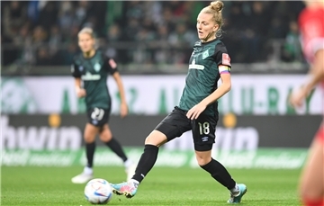 Werders Kapitänin Lina Hausicke am Ball.