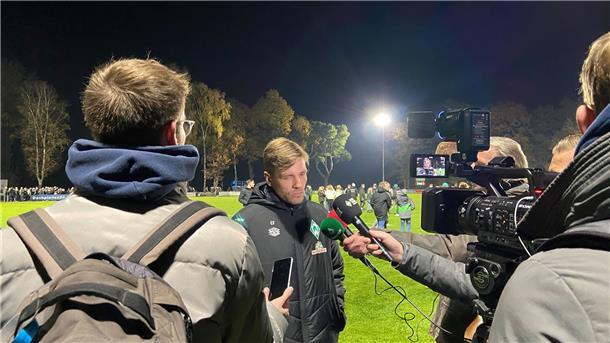 Heeslinger SC wehrt sich tapfer gegen Werder Bremen (mit Video) Werders Leiter Profi-Fußball Clemens Fritz spricht nach dem Spiel beim Heeslinger SC mit Reportern.