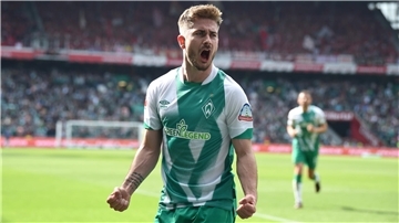 Werders Romano Schmid jubelt über sein Tor zum 1:1.