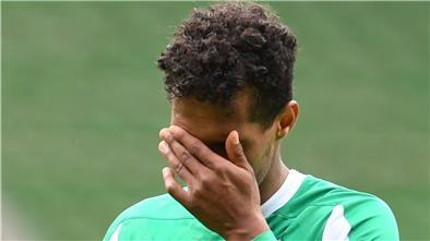 Werders Theodor Gebre Selassie geht nach dem Abstieg über den Platz und schlägt sich die Hand vors Gesicht.