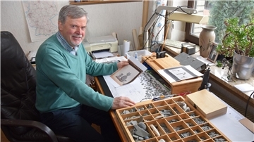 Das Foto zeigt Werner Gutzeit in seinem Atelier. 