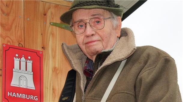 Seit 70 Jahren im selben Lauenbrücker Revier Werner Heupel auf seiner Kanzel mit dem Wappen der Hansestadt Hamburg - ein Geschenk von Jagdfreunden.