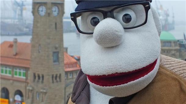 Die Puppe "Werner Momsen" blickt in die Kamera. 