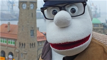 Die Puppe "Werner Momsen" blickt in die Kamera. 