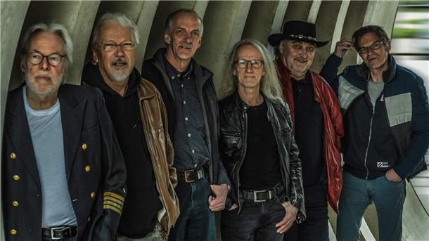 „Mannschaftsfeier“ im TiF: Spohn mit Band zurück in Bremerhaven Eine Männergruppe steht in einem Tunnel.