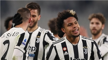 Weston McKennie (r) von Juventus Turin soll am Rande eines Serie-A-Spiels rassistisch beleidigt worden sein.