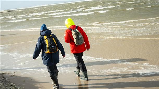 Unfreundliches Herbstwetter - Sturm an Nordseeküste Wetterfeste Kleidung ist beim Spaziergang an der Nordsee in den nächsten Tagen ein Muss. (Archivfoto)