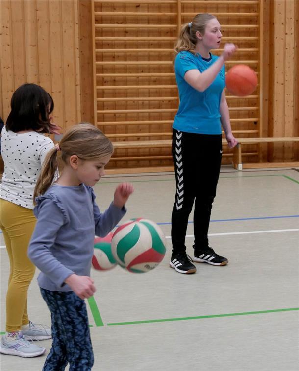 Prellball: Wie eine Schülerin in Wohnste eine Tradition fortführt Wichtig beim Prellball ist es, den Ball richtig zu schlagen. Dafür braucht es Kraft, viel Übung und vor allem Konzentration.