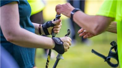 Wichtig ist, dass zum Nordic Walking die richtigen Stöcke benutzt werden. Sie müssen unbedingt eine Schlaufe haben.