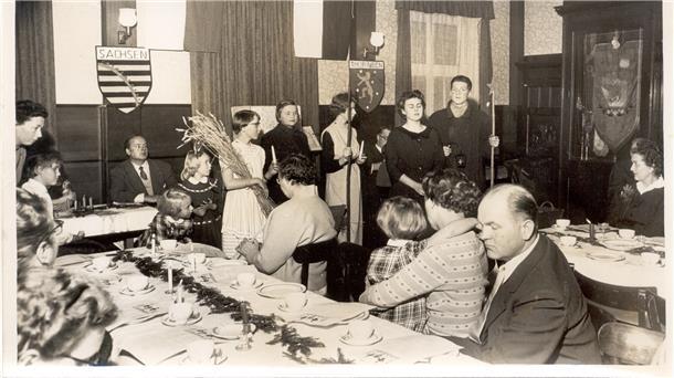 Advent und Weihnachten sind ohne Feiern nur halb so schön Wie altes Adventsbrauchtum aus Sachsen und Thüringen aussah, erfuhren die Gäste dieser Adventsfeier 1955 oder 1956.