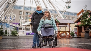 Wie barrierefrei ist Bremerhavens Weihnachtsmarkt? Rollstuhlfahrerin Petra Fiedler und Rosi Kluth-Münch vom Sozialverband VdK Bremen-Niedersachsen machen den Test.
