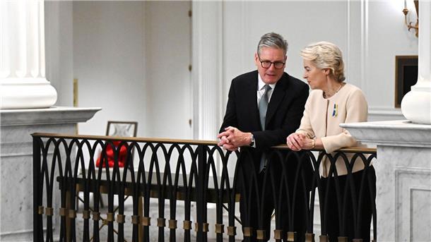 Bilder des Tages Wie bei jeder Konferenz; wichtig sind die kleinen Gespräche auf dem Gang. Am Rande der 79. Generalversammlung der Vereinten Nationen in New York spricht der britische Premierminister Keir Starmer mit Ursula von der Leyen, die Präsidentin der Europäischen Kommission.