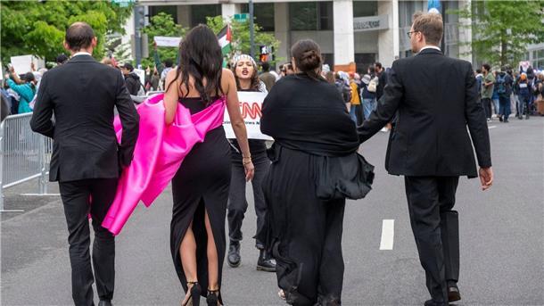 Wie bei mittlerweile nahezu jedem Auftritt von Biden hatten sich auch propalästinensische Demonstranten am Veranstaltungsort versammelt.