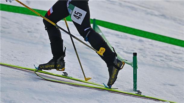 Wie beim klassischen Skitourengehen: Dank spezieller Feller unter den Skiern laufen die Sportler den Hang hinauf.