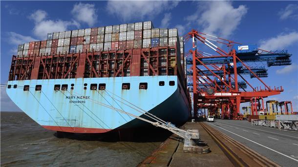 Containerschiff liegt an der Kaje