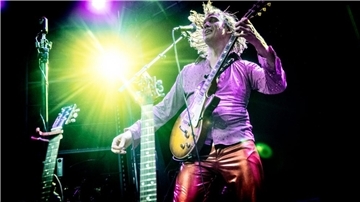Ralph de Jongh mit seiner Bluesgitarre auf der Bühne in buntem Scheinwerferlicht