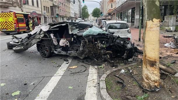 Heftiger Unfall in der Hafenstraße: Polizei gibt Update zum Unfallfahrer heraus Wie es zu dem Unfall kam, ist noch unklar.