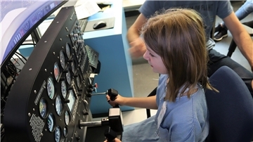 Mädchen am Flugsimulator