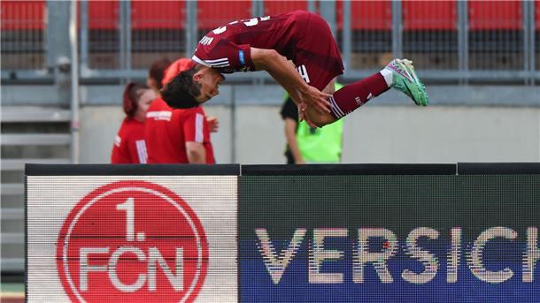 Salto-Jubel und neue Nürnberger Fußball-Lust mit Klose Wie früher Salto-Klose: Dustin Forkels Jubel-Sprung nach seinem Tor.