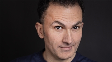 Wie geht es uns eigentlich nach der Pandemie? Kabarettist Fatih Cevikkollu liefert dafür Antworten
