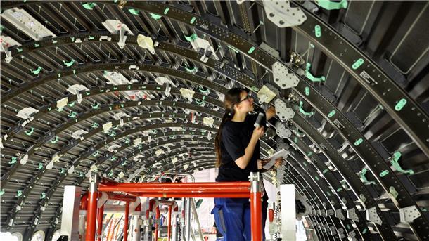Premium Aerotec bietet Geld gegen Job Wie geht es weiter bei Premium Aerotec? Mit großzügigen Abfindungen versucht die Geschäftsleitung, möglichst viele Mitarbeiterinnen und Mitarbeiter zu einem freiwilligen Ausscheiden zu bewegen.