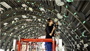 Wie geht es weiter bei Premium Aerotec? Mit großzügigen Abfindungen versucht die Geschäftsleitung, möglichst viele Mitarbeiterinnen und Mitarbeiter zu einem freiwilligen Ausscheiden zu bewegen.
