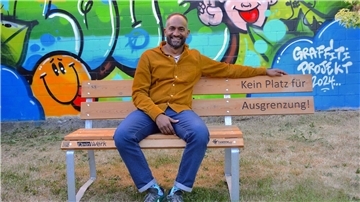 "Wie gemalt" für das Thema des Buches von Dr. Umes Arunagirinathan ist die symbolträchtige Bank im Garten des EigenArt-Kunstraumes.