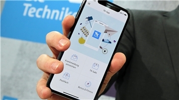 Ein Mann hält die ePA-App der Techniker Krankenkasse in die Kamera. Wie genau die ePA-App aussieht? Das hängt von der jeweiligen Krankenkasse ab.