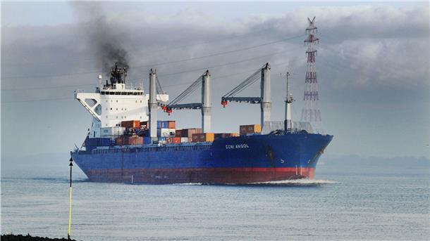 Wie groß ist die Belastung der Luft durch Containerfrachter und Autotransporter im Überseehafen? Die Hafensenatorin will die Lage jetzt durch Gutachter überprüfen lassen.