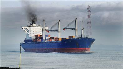 Wie groß ist die Belastung der Luft durch Containerfrachter und Autotransporter im Überseehafen? Die Hafensenatorin will die Lage jetzt durch Gutachter überprüfen lassen.