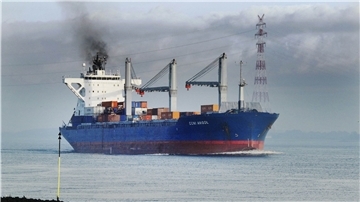 Wie groß ist die Belastung der Luft durch Containerfrachter und Autotransporter im Überseehafen? Die Hafensenatorin will die Lage jetzt durch Gutachter überprüfen lassen.