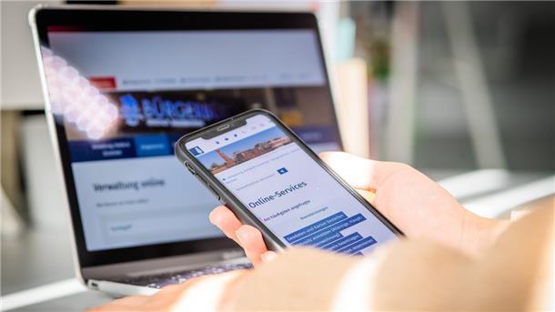 Wie gut können die Bürger die Angebote der Verwaltung digital nutzen? Auch das wurde beim Smart City Index ausgewertet. Er bewertet den digitalen Fortschritt von Großstädten. Bremerhavens Verwaltung landete dabei nur auf Platz 75, ingesamt liegt die Stadt auf Platz 80. Das ist der vorletzte Platz in diesem Ranking.