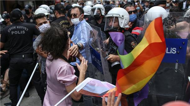 Erdogan will LGBT „ausbremsen“ und Familien „stärken“ Wie hier im Jahr 2021 in Istanbul geht die türkische Polizei immer wieder gegen Pride-Veranstaltungen vor.
