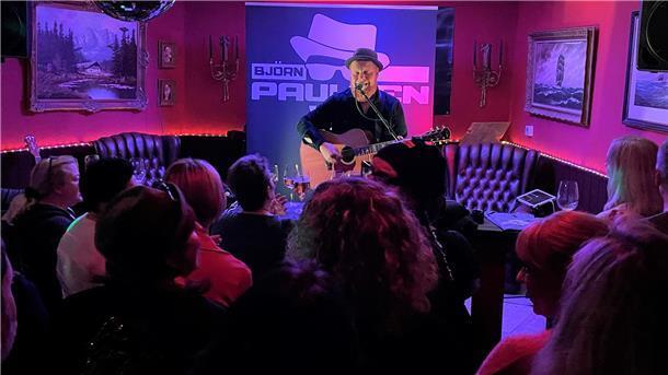 Fans feiern Björn Paulsen im „Wohnzimmer“ der Nordenhamer Bauernstube Björn Paulsen in der Bauernstube in Nordenham