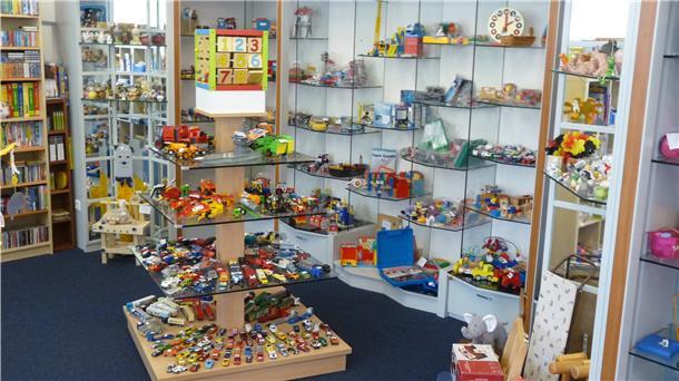 Wie in einem Kaufhaus wird das reparierte Spielzeug bei der Toys Company ausgestellt. Toys Company