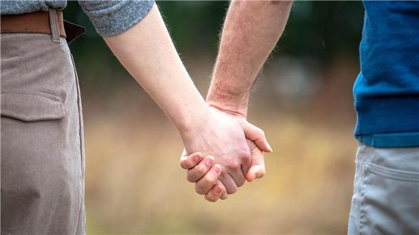 Die „Fünf Sprachen der Liebe“: Populär - und problematisch Wie kann man eine gute Beziehung führen? Gary Chapman antwortet darauf mit den „Fünf Sprachen der Liebe“.