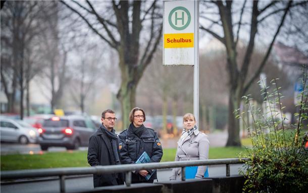 Vor einer Bremerhavener Schule begutachten Schuldezernent Michael Frost, Polizeisprecherin Nadine Laue und Isabelle Bornemann von Seestadt-Immobilien die Folgen der Zerstörungswut.