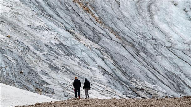 Ökumenische Trauerfeier für sterbenden Zugspitz-Gletscher Wie lange Touristen wohl noch die Reste des Gletschers auf der Zugspitze betrachten können?
