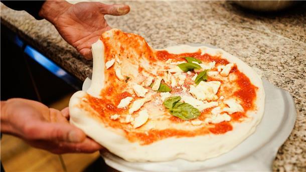 Pizza-Weltmeister bereitet sich auf Las Vegas vor Wie man eine Pizza macht, hat Weltmeister Francesco Ialazzo schon als Achtjähriger gelernt.