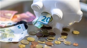 Wie man sein Geld gewinnbringend anlegt, sollte nach Ansicht vom Commerzbank-Privatkundenchef schon in der Schule gelehrt werden.