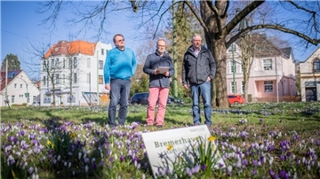 Wie naturnah ist das Stadtgrün in Bremerhaven? Stadtrat Ulf Eversberg, Thomas Reinicke (Technischer Leiter des Gartenbauamts) und Mathias Neumann (stellvertretender Abteilungsleiter im Gartenbauamt) hoffen jetzt auf „Gold“. 