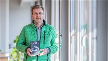 Wie schafft es ein machtbesessener Reeder, Banken unvorstellbar hohe Summen für Schiffsfinanzierungen zu entlocken? Uwe Lammers schrieb dazu den Roman „Der Gierich“.