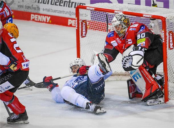 Bitter: 14,5 Sekunden fehlen den Pinguins zum nächsten Sieg Wie schon am Freitag gegen Straubing spielte Pinguins-Torhüter Kristers Gudlevskis auch gegen Mannheim sehr stark.