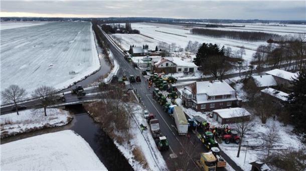 Bauernproteste: Weniger Blockaden im Cuxland als erwartet - Ist das die Ruhe vor dem Sturm? Wie schon am Montag versammeln sich auch am Donnerstag wieder Landwirte in Osten zu einem Protest. Am Montag wurde die Kreuzung der B495 mit der Landstraße Altendorf/Kranenweide blockiert.