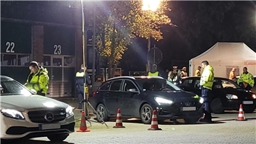 Wie schon mehrfach zuvor, beispielsweise im Oktober 2022 (Bild), kontrollierte die Polizei in der Nacht von Samstag auf Sonntag Hunderte von Autos auf dem Gelände der Straßenmeisterei in Brake an der B 212.