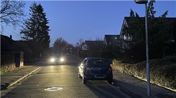 Wie se sehn’, sehn’ se nix: Im hinteren Teil der Friedeburgstraße bleiben die Laternen seit Wochen dunkel.