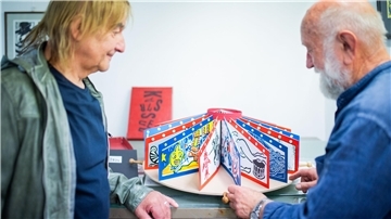 Wie sein historisches Vorbild dreht sich auch das Kunst-Karussell - sehr zur Freude von Klaus Joachimsen (links) und Jens Schnepel.