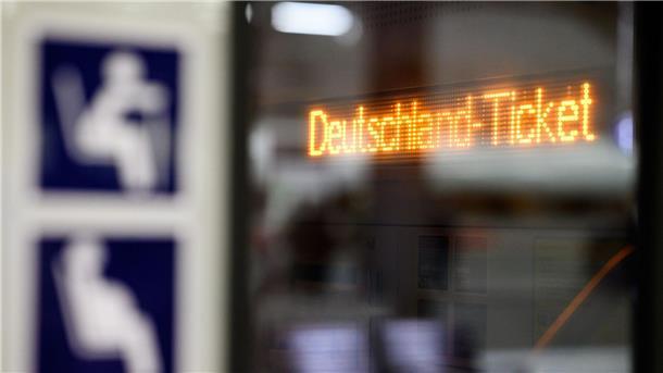 Bernreiter: Auslaufen von 49-Euro-Ticket keine leere Drohung Wie sieht es um die Zukunft des Deutschland-Tickets aus?